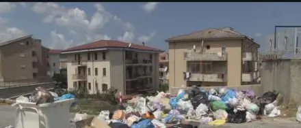 VIBO, EMERGENZA RIFIUTI: RADDOPPIA IL CONFERIMENTO DEL PATTUME IN DISCARICA. AL LAVORO “SOLO” 20 NETTURBINI.