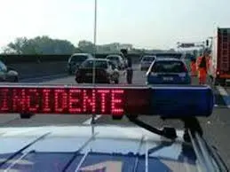 INCIDENTI STRADALI: SCONTRO AUTO-CAMION SU STATALE 106. MUORE ROMENO DI 22 ANNI