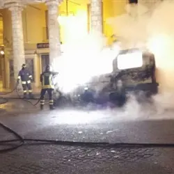 AUTOBUS IN FIAMME A CROTONE. L’INCENDIO ALLE 4 DEL MATTINO IN PIAZZA PITAGORA