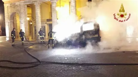 AUTOBUS IN FIAMME A CROTONE. L’INCENDIO ALLE 4 DEL MATTINO IN PIAZZA PITAGORA