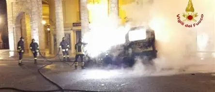 AUTOBUS IN FIAMME A CROTONE. L’INCENDIO ALLE 4 DEL MATTINO IN PIAZZA PITAGORA