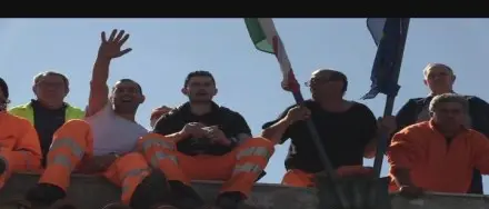 VIBO, OPERAI EUROCOOP SUL CAMPANILE DEL COMUNE