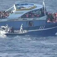 MERCANTILE CON 500 MIGRANTI A BORDO IN ARRIVO AL PORTO DI VIBO MARINA. SCATTA LA MACCHINA DEI SOCCORSI