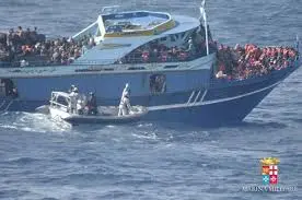 MERCANTILE CON 500 MIGRANTI A BORDO IN ARRIVO AL PORTO DI VIBO MARINA. SCATTA LA MACCHINA DEI SOCCORSI