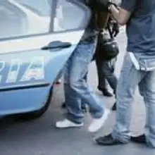 34ENNE AGGREDISCE POLIZIOTTI CON UN COLTELLO, ARRESTATO