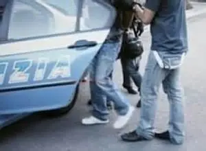 34ENNE AGGREDISCE POLIZIOTTI CON UN COLTELLO, ARRESTATO