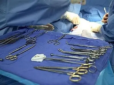 OPERANO IL GINOCCHIO SBAGLIATO: DUE MEDICI RINVIATI A GIUDIZIO