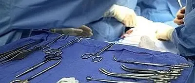 OPERANO IL GINOCCHIO SBAGLIATO: DUE MEDICI RINVIATI A GIUDIZIO