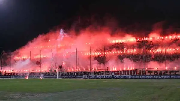 REGGIO CALABRIA 22-09-2004 SUPPORTERS OF REGGINA DURING SERIA A 3TH ROUND MATCH PLAYED BETWEEN REGGINA AND LIVORNO AT GRANILLO STADIUM IN REGGIO CALABRIA. PHOTO LAGANA\\'/GRAZIA NERI