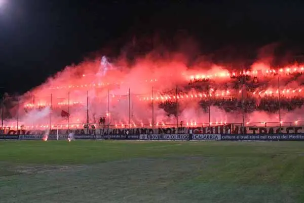 REGGIO CALABRIA 22-09-2004 SUPPORTERS OF REGGINA DURING SERIA A 3TH ROUND MATCH PLAYED BETWEEN REGGINA AND LIVORNO AT GRANILLO STADIUM IN REGGIO CALABRIA. PHOTO LAGANA\\'/GRAZIA NERI