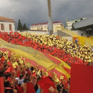 Catanzaro, i tifosi contestano Moriero: squadra in silenzio stampa