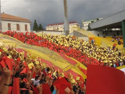 Catanzaro, i tifosi contestano Moriero: squadra in silenzio stampa