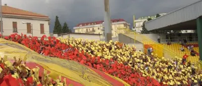 Catanzaro, i tifosi contestano Moriero: squadra in silenzio stampa