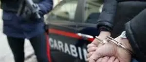 Vittima di estorsione denuncia e fa arrestare i suoi aguzzini