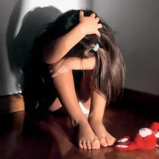 Cosenza: violenze su bambine, fermati i genitori e un anziano
