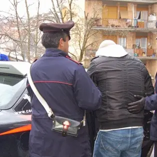 Reggio Calabria, picchia e minaccia la madre per la droga: arrestato