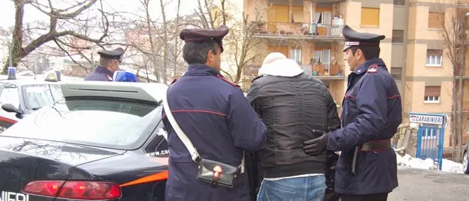 Reggio Calabria, picchia e minaccia la madre per la droga: arrestato