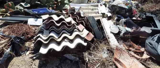 Sequestrata discarica con eternit sull'alveo del Fiume Savuto