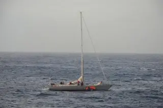 Barca in balia delle onde nel Mare Ionio