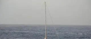 Barca in balia delle onde nel Mare Ionio