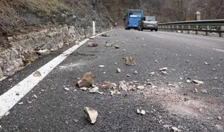 Maltempo: massi sulla SS522 tra Vibo Marina e Pizzo provocano incidente