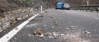 Maltempo: massi sulla SS522 tra Vibo Marina e Pizzo provocano incidente