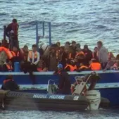 Migranti, barcone in panne recuperato nel Canale di Sicilia