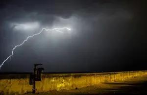 Vibo Marina, fulmine causa l'esplosione di un traliccio della stazione