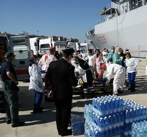 Reggio Calabria: sbarcati altri 250 migranti, tra loro donne e bambini