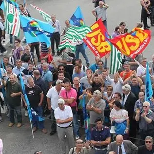 Precari calabresi protestano e bloccano la A3 e i traghetti per Messina