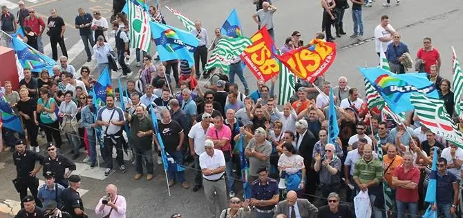 Precari calabresi protestano e bloccano la A3 e i traghetti per Messina