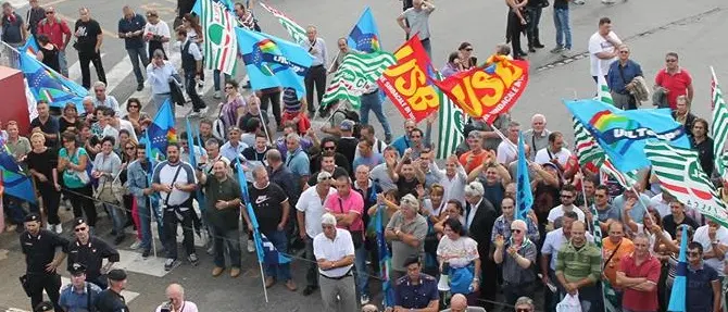 Precari calabresi protestano e bloccano la A3 e i traghetti per Messina