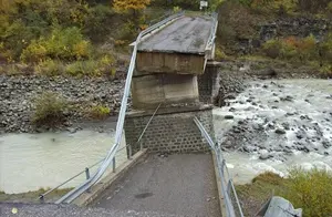 Maltempo: crolla ponte nel Reggino, 400 persone isolate