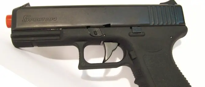 Italcementi, Cgil denuncia: 'Pistola giocattolo nella bacheca dei sindacati'