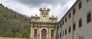 Paola, non ce l’ha fatta la donna che ieri si è lanciata dal Santuario