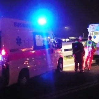 Auto contro un bus, muore a 19 anni