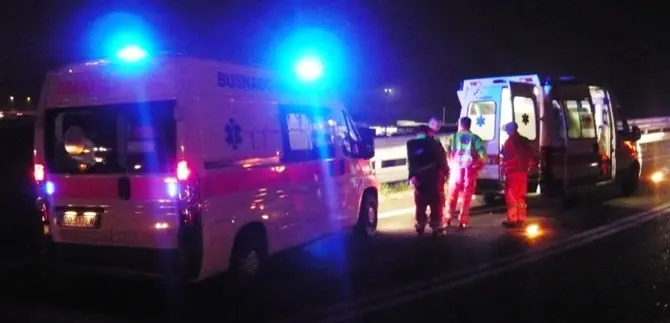 Auto contro un bus, muore a 19 anni