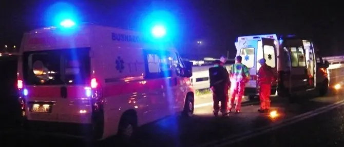 Auto contro un bus, muore a 19 anni