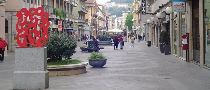 Cosenza, ambulante minaccia di darsi fuoco