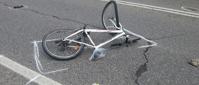 Ciclista ucciso sulla 106: lo ha travolto un autobus di linea