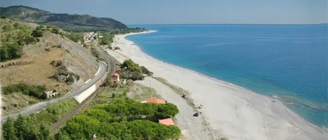Sangue sulla strada: un'auto si ribalta nel reggino. Muore una donna