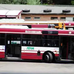 Bus dell’Atam in fiamme nel reggino