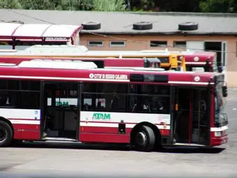 Bus dell’Atam in fiamme nel reggino