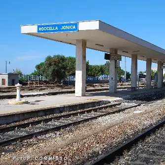 Lanciano sassi contro un treno, denunciati sette minorenni