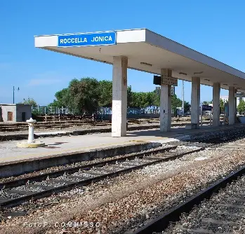 Lanciano sassi contro un treno, denunciati sette minorenni