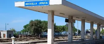 Lanciano sassi contro un treno, denunciati sette minorenni