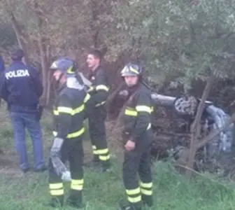 Cosenza: auto finisce in un fiume, grave un giovane