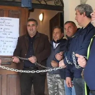 Operai licenziati sul ciglio di un dirupo, minacciano di lanciarsi