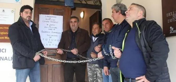 Operai licenziati sul ciglio di un dirupo, minacciano di lanciarsi