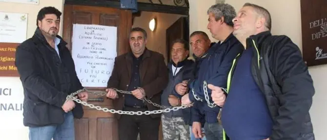 Operai licenziati sul ciglio di un dirupo, minacciano di lanciarsi